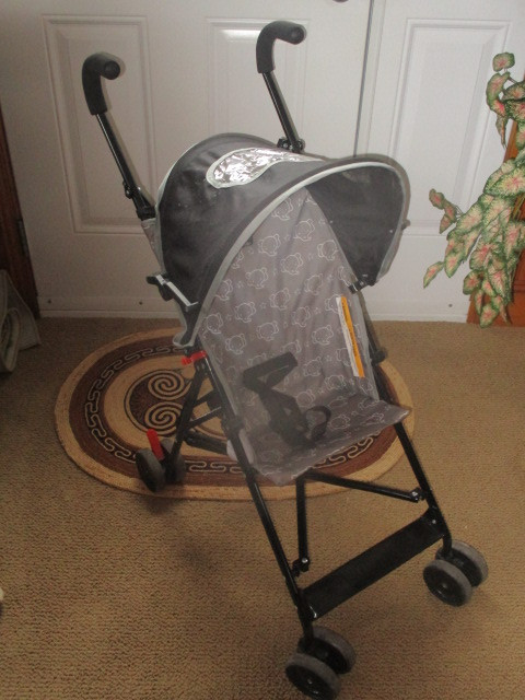 Umbrella Stroller with Hood in Strollers, Carriers & Car Seats in New Glasgow - Image 2
