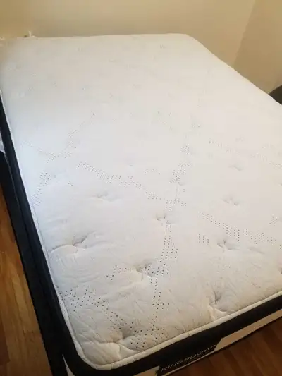 Matelas, lit et sommier à vendre. Acheter l'an passé et pas vraiment utilisé. En très bon état. Légè...