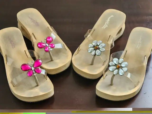 gold sequin slip on sandals / shoes size 8 in Women's - Shoes in Kitchener / Waterloo - Image 10