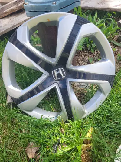 Four hub caps from 2018 CRV. No cracks, good condition. In Musquodoboit Harbour.