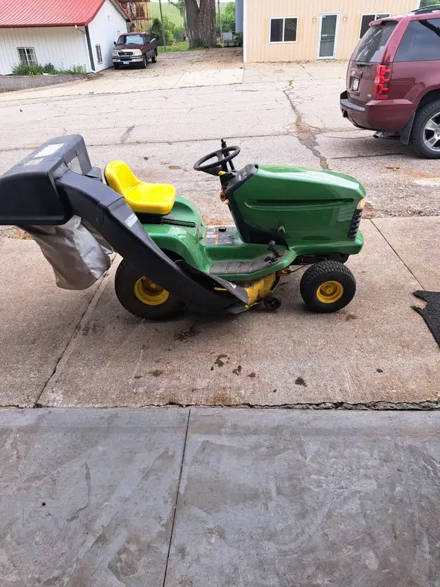 38" John Deere LT155 Riding Lawn Mower w/ bagger63006660378369122