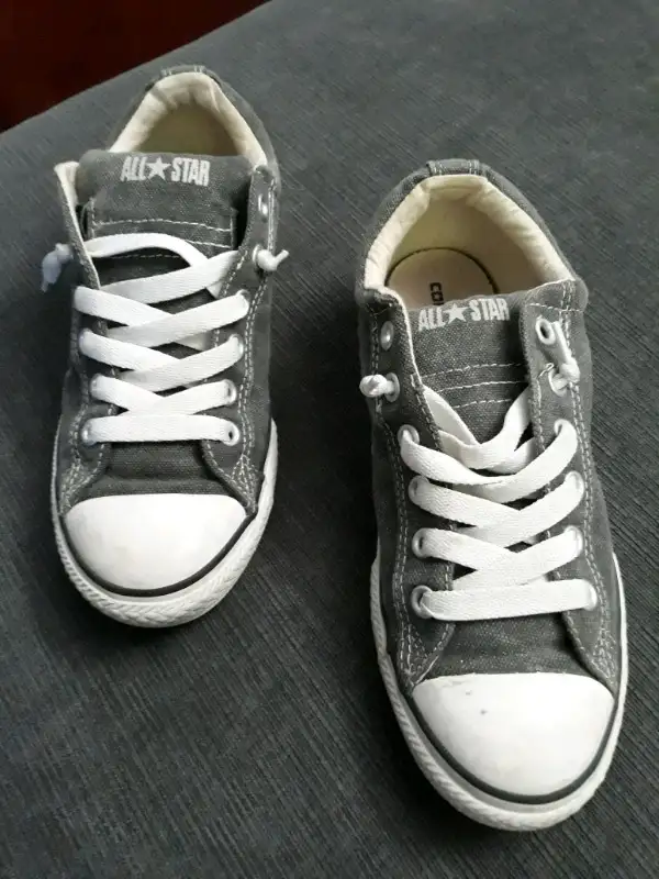 Converse All Stars - Size 6 in Kids & Youth in City of Toronto - Image 2