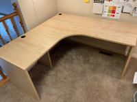 Spacious desk 60”x60”x35”
