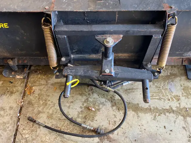 John Deere LPB72JD1 72" snow blade in Other in London - Image 4