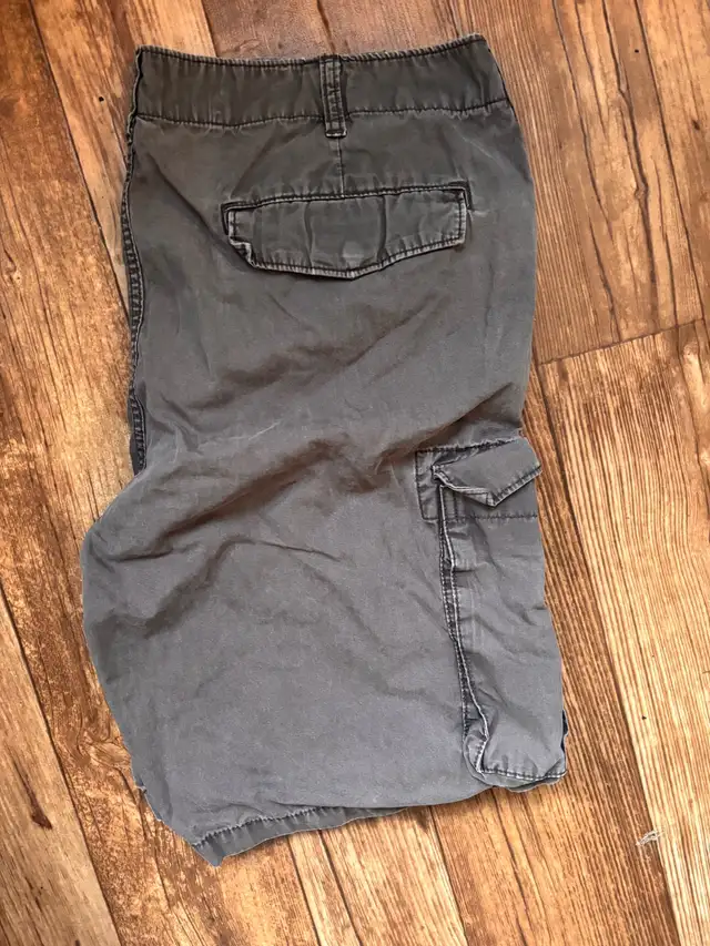 Gap Cargo Shorts in Men's in Charlottetown - Image 2