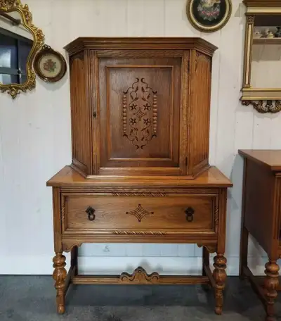 Lovely hutch Would work well as a liquor Cabinet, china Cabinet or storage Unit Beautiful condition...