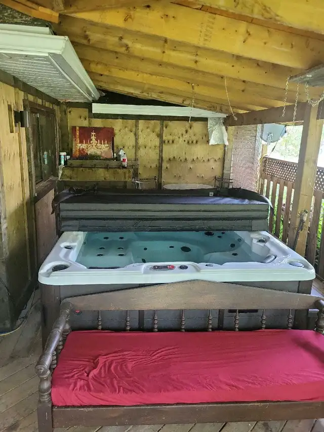 hot tub for sale in Hot Tubs & Pools in Napanee - Image 3