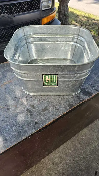 New gw metal galvanized wash tub in New condition. measures 21"x21"x12"