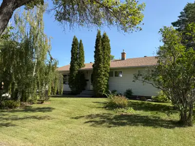 3 Bedroom, 2 bath house -117 Circlebrooke Drive, Yorkton, SK. Beautifully maintained home with many...