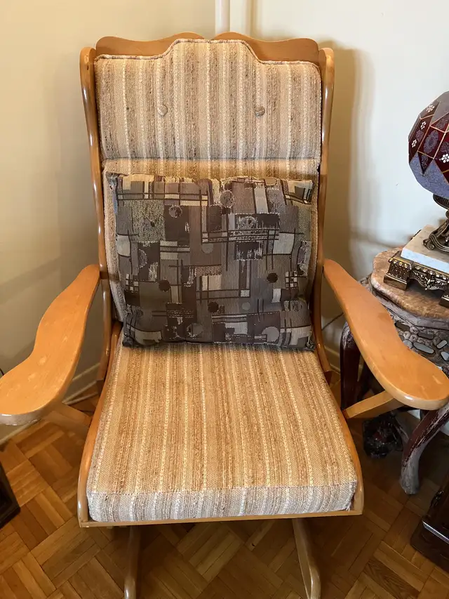 Vintage Wooden Glider Rocker Chair in Chairs & Recliners in City of Toronto - Image 5