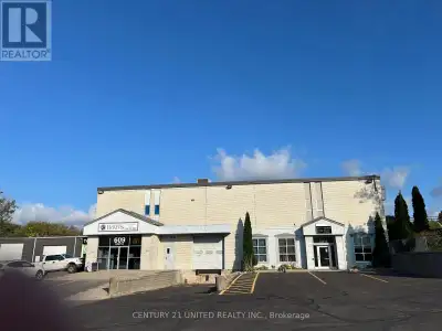 Unit available in the beautiful and well-maintained 609 William St. Plaza (K9A3A6) between downtown...