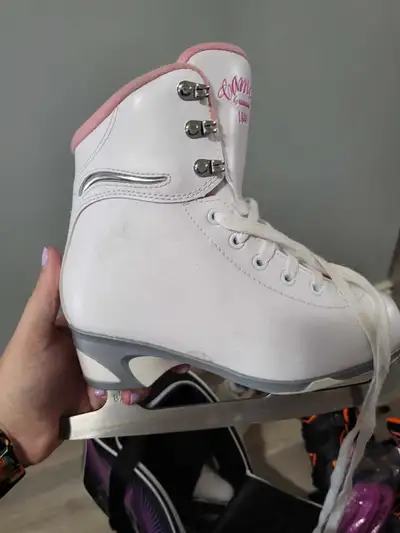Like New Girls Ice Skates Size 3, Voir plus
