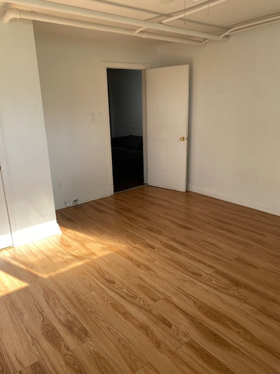 GRAND 2 ½ à 1 090$ - IMMÉDIAT Situé au semi-S/S d’un immeuble PROPRE et TRANQUILLE 1 grande CHAMBRE...