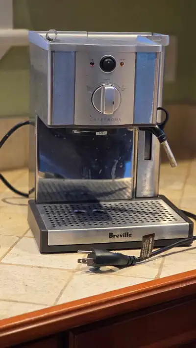 This is a used unit in good working condition. It comes with all the accessories shown in the pictur...