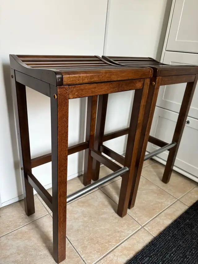 Set of Two Wooden Bar Stools in Chairs & Recliners in Oakville / Halton Region - Image 9