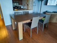 Table de cuisine en bois et 4 chaises