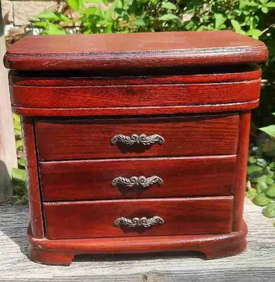 This is approximately a 1970's area vintage jewelry box. 7 1/2" high 8 3/4" wide, from side to side...