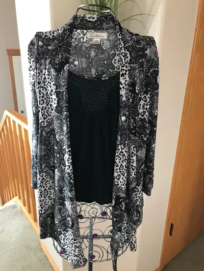 Black beaded top is attached to the patterned blouse. Very roomy medium. Fits size 10-12. Paid $39.9...