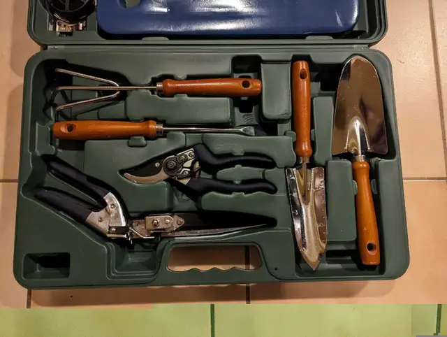 15-Piece Outdoor Garden Care Set (NEW) in Outdoor Tools & Storage in City of Toronto - Image 3
