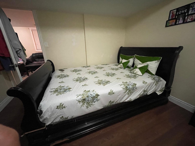 Queen size bed in Beds & Mattresses in Markham / York Region - Image 2