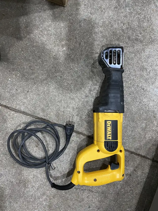 Dewalt plug in VS Reciprocating Saw - Sawzall in Power Tools in City of Toronto - Image 7