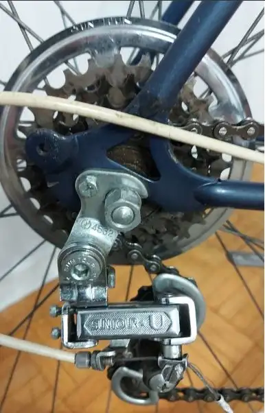 CLASSIC RALEIGH CHALLENGER 10-SPEED ROAD BIKE in Road in London - Image 5