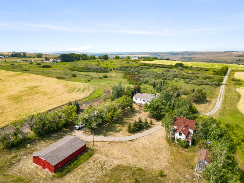 Fabulous Walkout Bungalow On Over 30 Acres Close To Okotoks Houses