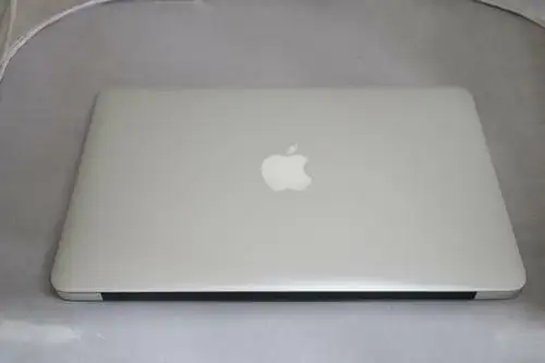 Apple MacBook Air 12in  i5 1.3 8GB 250GB SSD-EXCELLENT CONDITION in Other in Abbotsford - Image 3