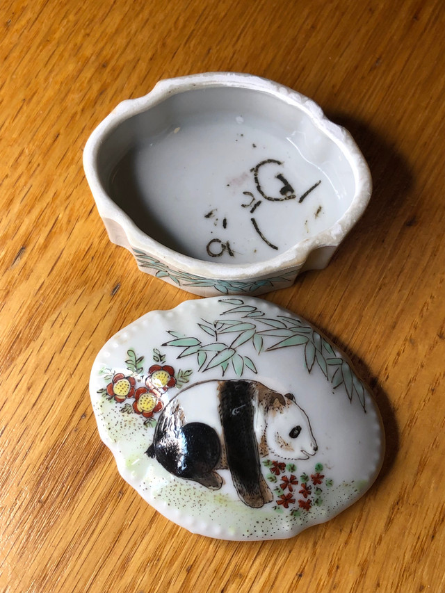 Ceramic Panda Bear Trinket Box Qianlong famille rose stamp in Arts & Collectibles in Kitchener / Waterloo - Image 2