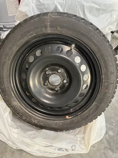 4 Uniroyal Ice and Snow lll 215/55 R17 (94T) TPMS on all 4 mounted on steel rims Total km's on the t...