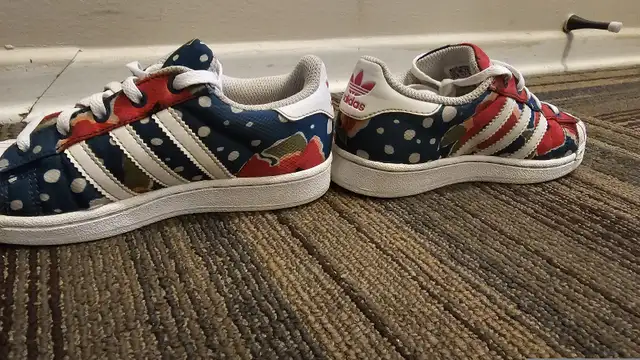 kids 11.5 Adidas superstar shoes in Kids & Youth in Edmonton - Image 3