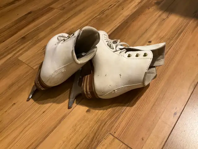 Girl Jackson Freestyle Figure Skates ( Size: 2.5 B) in Skates & Blades in Oakville / Halton Region - Image 3