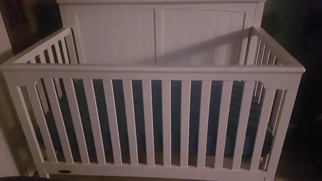 Graco Baby Crib with Mattress in Cribs in Trenton - Image 2