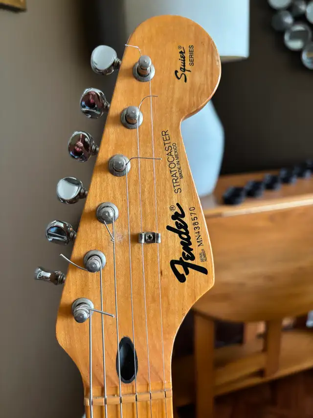 1994 Fender Stratocaster MIM with Hard Case in Guitars in Ottawa - Image 5