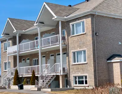 Condo 1 cc meublé, chauffé-éclairé, câble/internet, Plateau