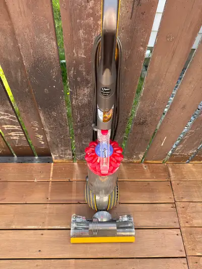 This Dyson Ball vacuum cleaner is being sold for parts, as it is in used condition and may require s...