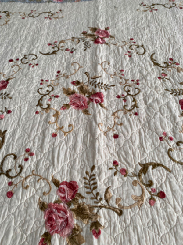 HOMETRENDS Double Bed ‘Roses’ Quilt & 2 Pillow Shams - 88” x 88” in Bedding in Charlottetown - Image 3