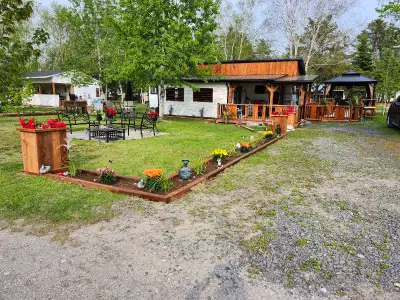 Roulotte située au Camping Soleil St-Ambroise tout équipé..reno 2024 2025. Toiture, gouttières, pati...