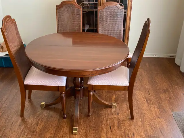 Round wooden dining table with 4 chairs63815756666243120