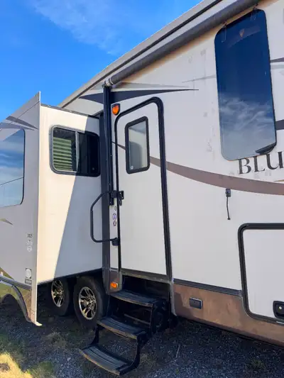 Forest River Blue Ridge 3025, 36 foot, 3 tip outs, bathroom with shower, 2 new propane tanks (2025),...