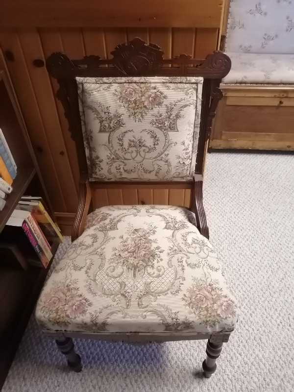 antique settee and 4 matching chairs in Chairs & Recliners in Kawartha Lakes - Image 3