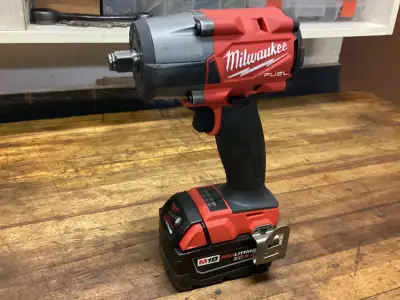 MILWAUKEE M18 FUEL BR. MID 1/2” IMPACT WRENCH/FR. RING/5.0 BATT., View more