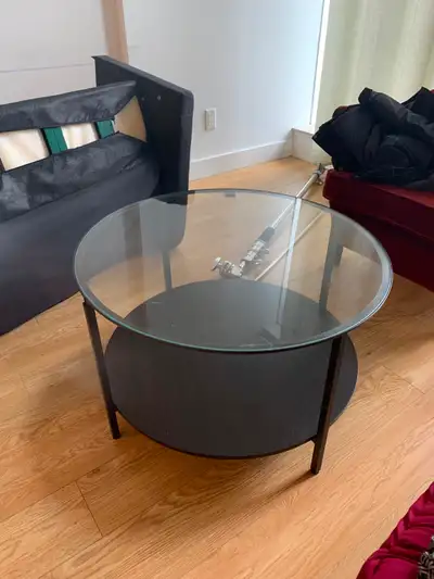 Table basse ronde en métal et dessus de verre Diamètre 29,5 po. ; hauteur 18 po