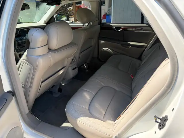 2001 Cadillac DTS - Luxury573329887524956166