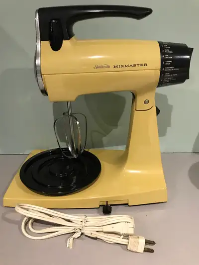 Vintage yellow Sunbeam Mixmaster Working but missing one beater Electric Stand mixer 1960?