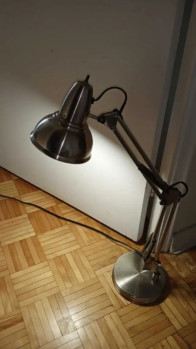 desktop work lamp, swing arm in Indoor Lighting & Fans in City of Toronto - Image 3