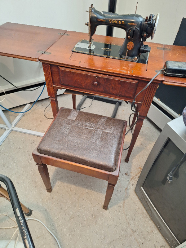 ANTIQUE SINGER sewing machine in Garage Sales in Hamilton - Image 4