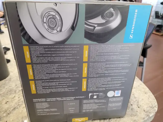 Sennheiser PXC 450 in Headphones in City of Montréal - Image 5