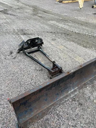 Used snow plow off a can am commander Comes with mounting bracket 500$ Kimpex