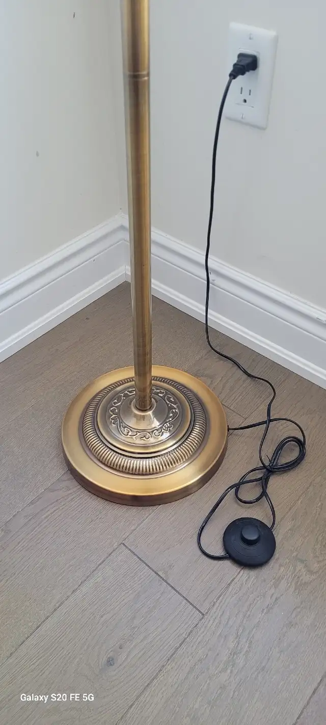 Floor lamp in Indoor Lighting & Fans in Markham / York Region - Image 4